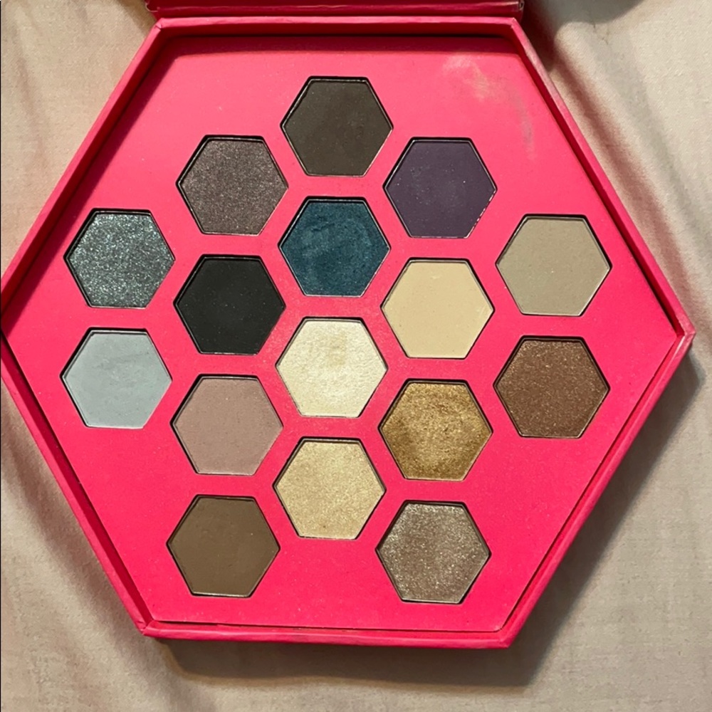 Eye shadow palette